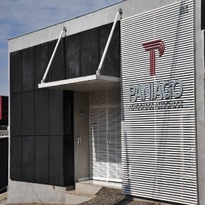 O nome do escritório destaca-se entre as cores sóbrias presentes na fachada da banca de Uberlândia/MG. 